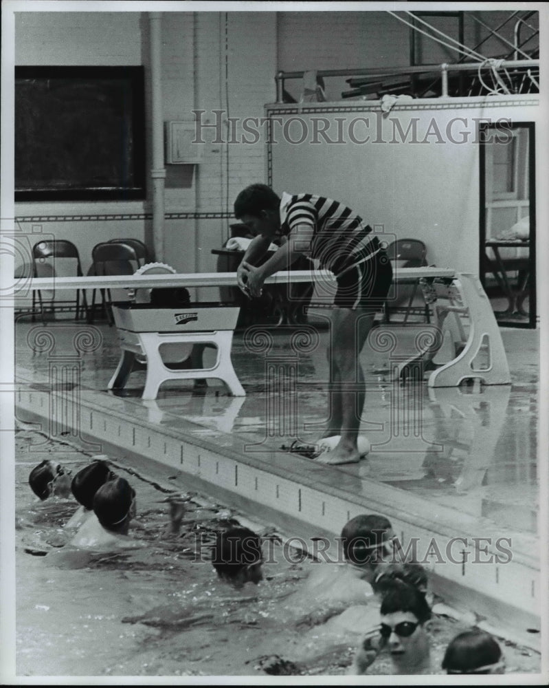 Press Photo Coaching swimming - cvb55728 - Historic Images