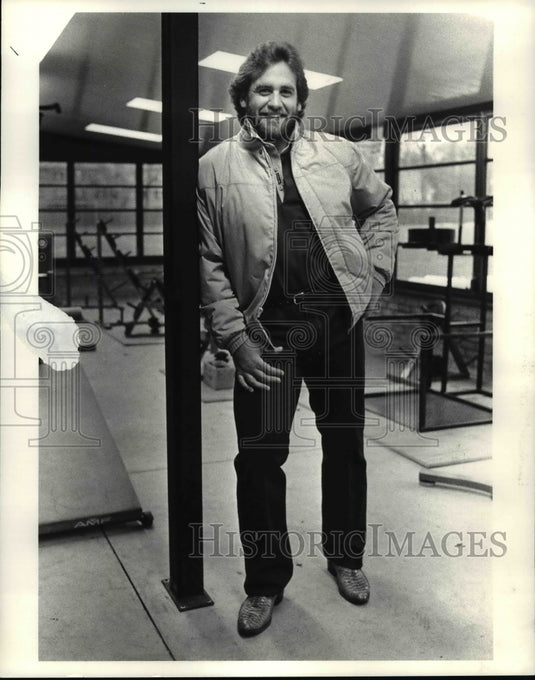 1985 Press Photo Brown's player Bob Golic at Brown's training camp for fashion. - Historic Images