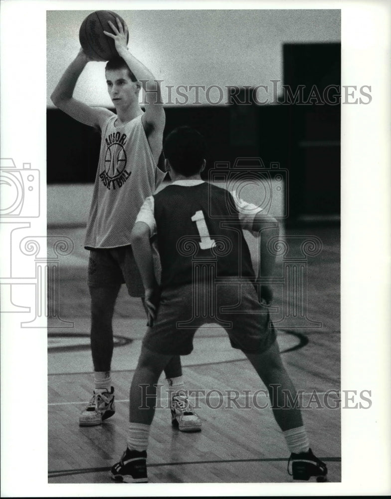 1991 Press Photo Aurora High School Brent Sontag attempts to make a pass - Historic Images
