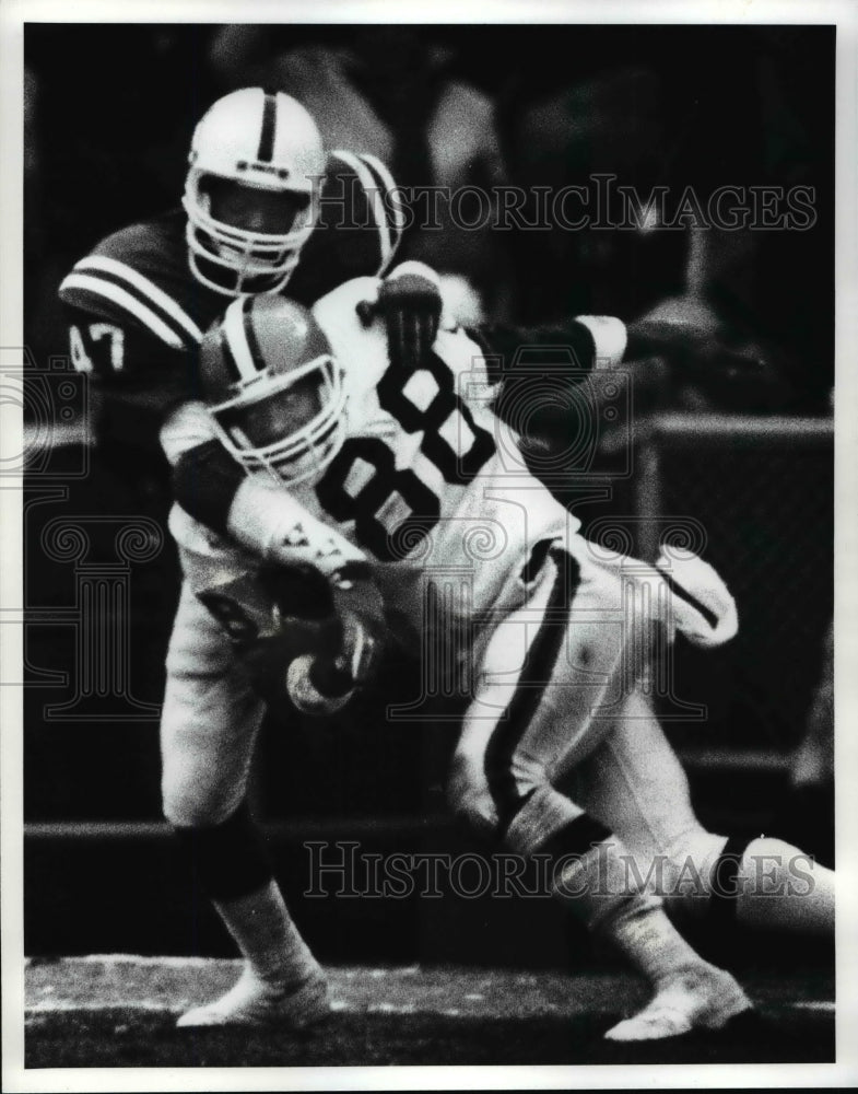 1988 Press Photo Brown&#39;s Reggie Langhorn fights his way into the end zone.- Historic Images