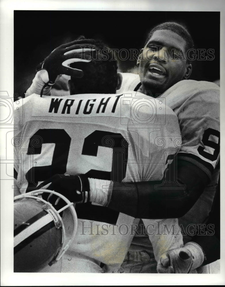 1988 Press Photo Felix Wright is congratulated by teammate Sam Clancy - Historic Images