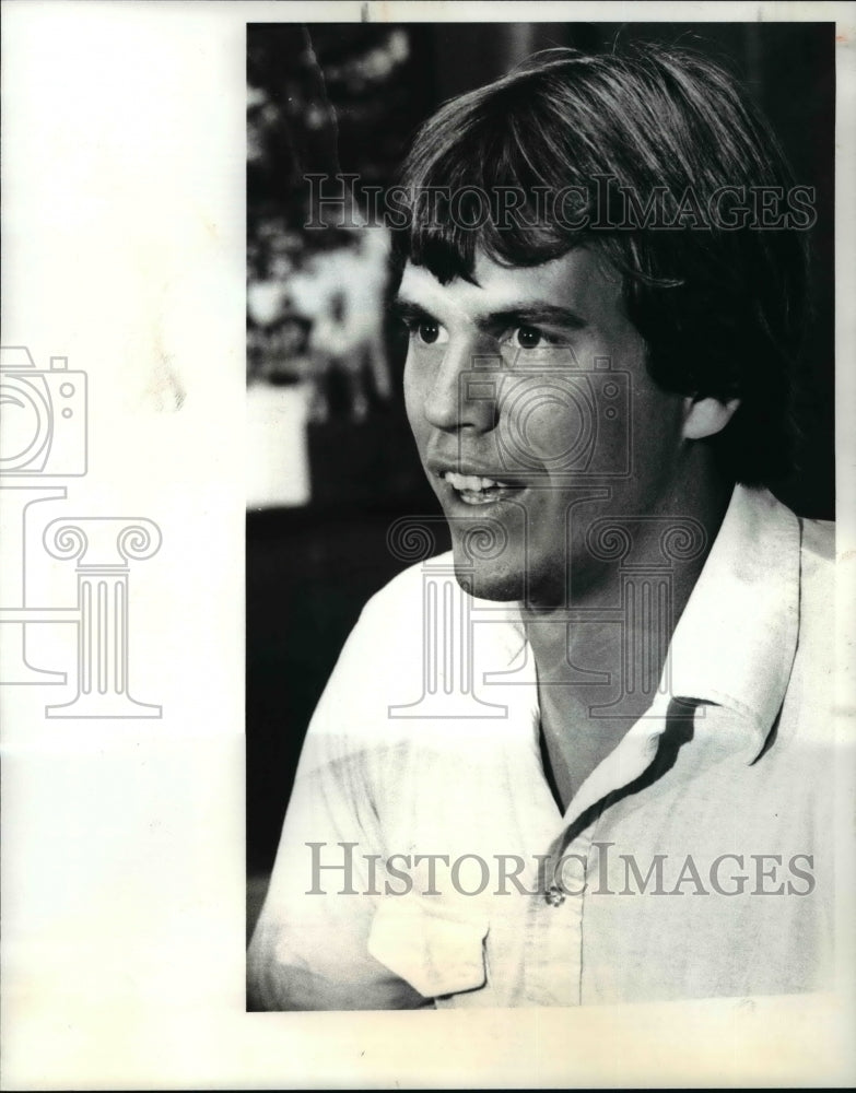 1981 Press Photo Matt Bahr arrives late for news conference - cvb55819 - Historic Images