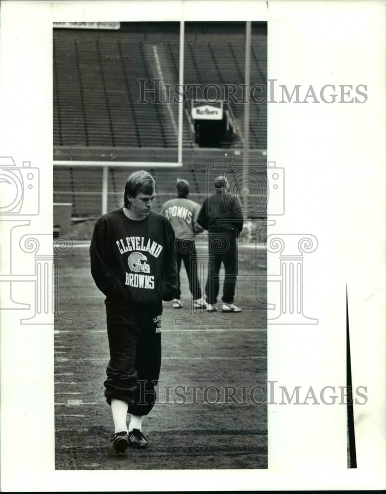 1990 Press Photo Matt Bahr check the field conditions before big playoff game. - Historic Images