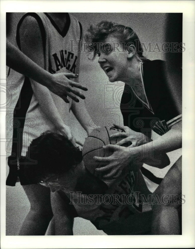 1990 Press Photo Basketball players-Lora Hall vs Robin Selby - cvb55887 - Historic Images