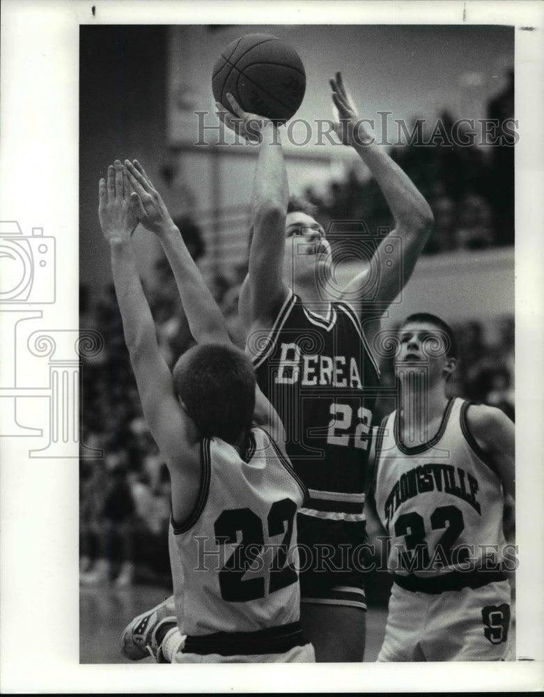 1989 Press Photo Joe Mackey and Tucker Neale vs Larry Fendrick-basketball action - Historic Images