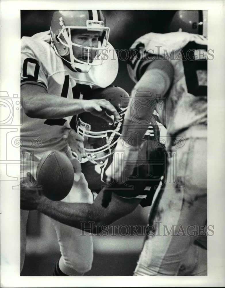 1988 Press Photo Mike Pagel, Gerald Nichols, Cody Risien-football action scene - Historic Images