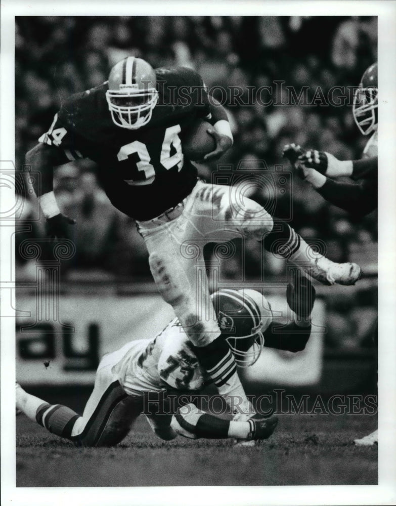 1981 Press Photo Cleveland Browns Kevin Mack against Bronco&#39;s Simon Fletcher - Historic Images