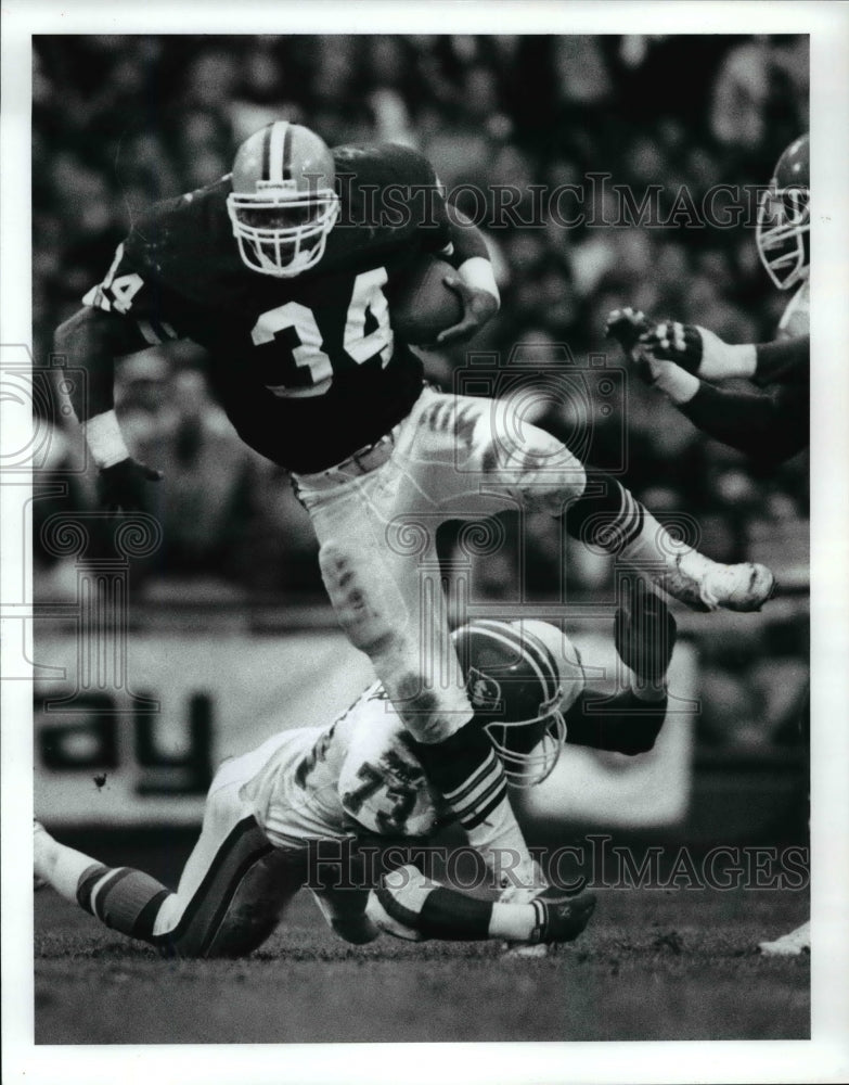 1981 Press Photo Cleveland Browns Kevin Mack against Bronco's Simon Fletcher - Historic Images