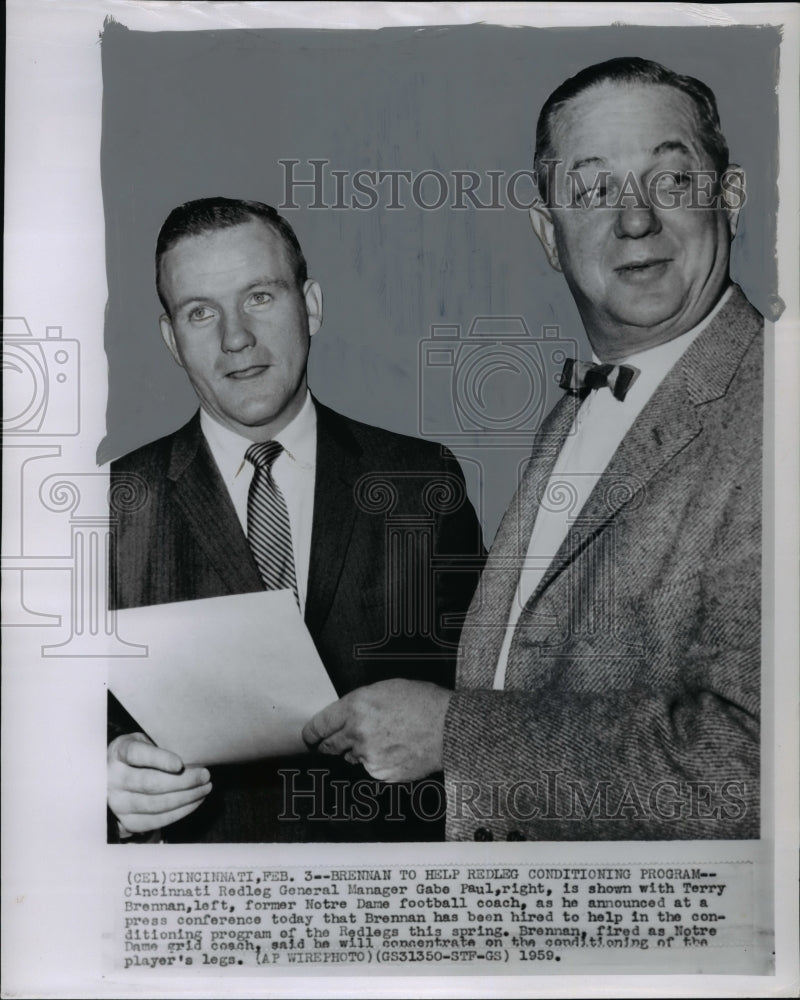 1959 Press Photo Terry Brennan and Cincinnati Redlleg General Manager, Gabe Paul - Historic Images