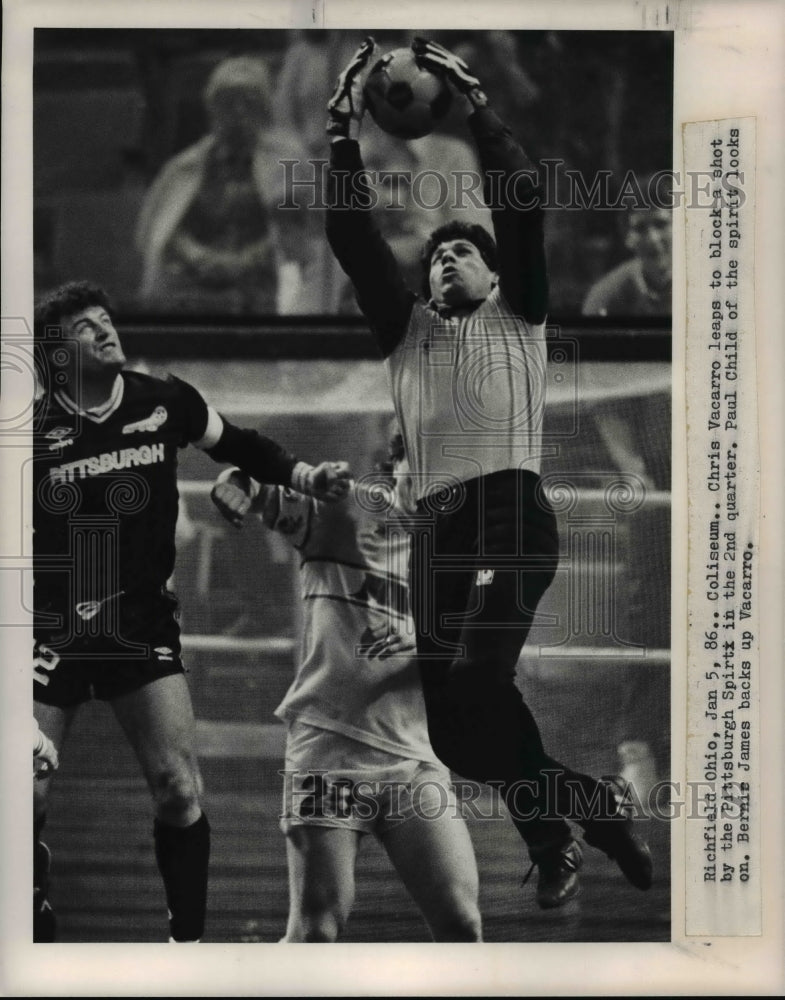 1986 Press Photo Chris Vacarro leaps to block a shot by the Pittsburgh Spirit - Historic Images