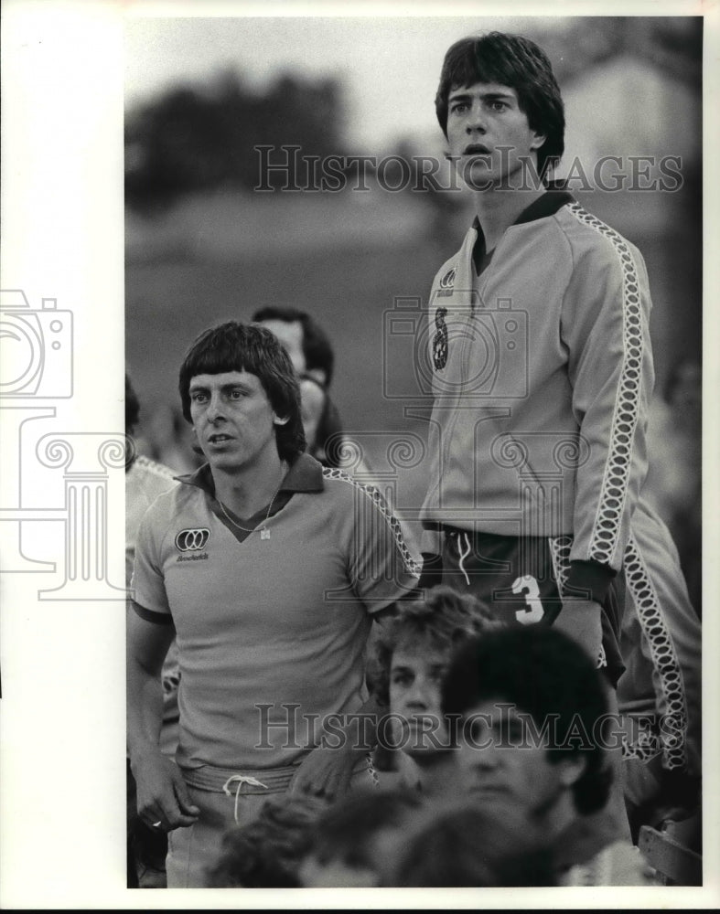 1980 Press Photo L-R Brian Joy and Jeff Sendoby of the Cobra's watch from bench. - Historic Images