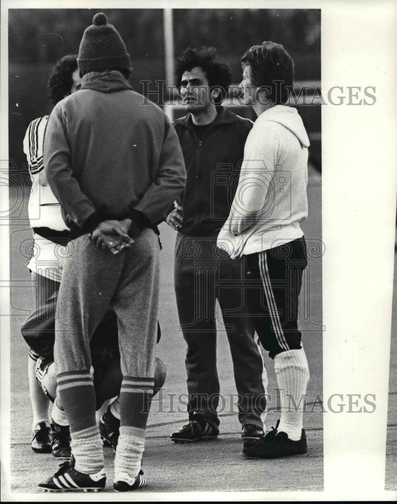 1981 Press Photo Vito Colanna, coach,(facing camera) with some of his players.- Historic Images