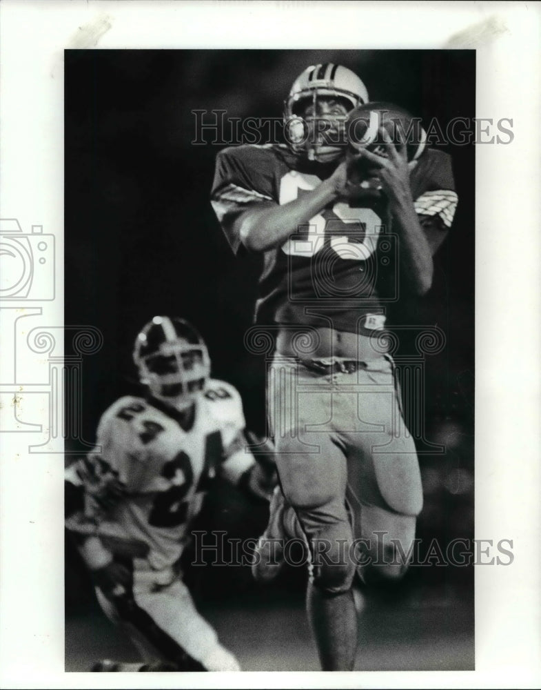 1986 Press Photo Joe Tracz catches 1st down pass against Barry Kirk. Football. - Historic Images