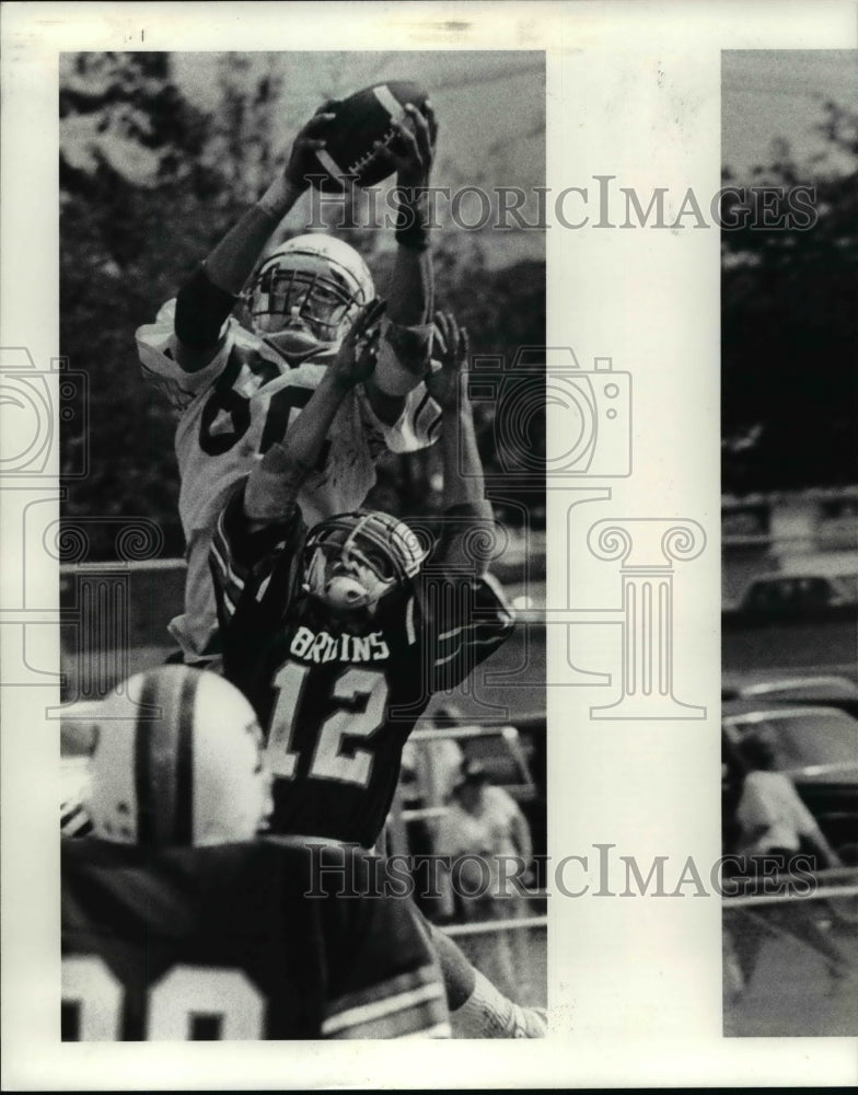 1986 Press Photo Joe Koynock, Lake Catholic, out leaps Chris Noernberg, Padua. - Historic Images