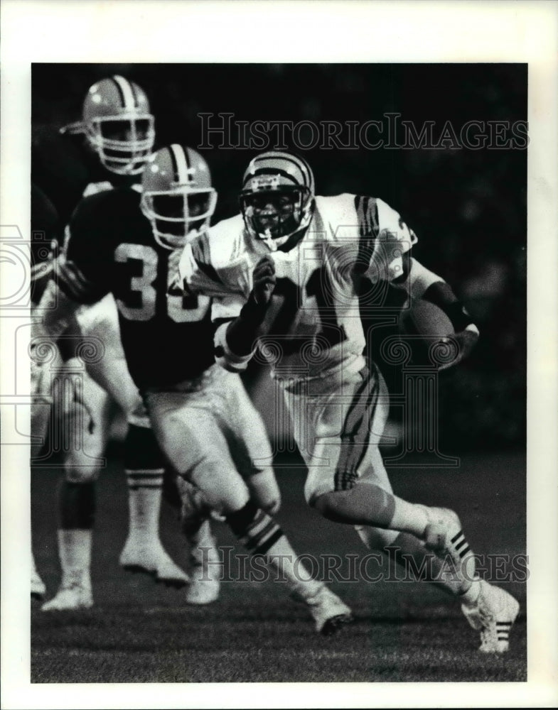 1990 Press Photo James Brooks, Bengals runs in for a TD in the 2nd quarter. - Historic Images