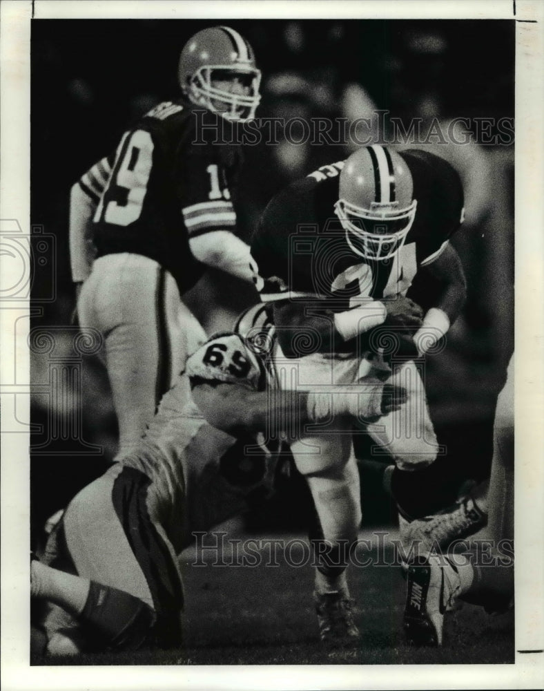 1990 Press Photo Kevin Mack (Browns) picks up 4 yards in 1st quarter. - Historic Images
