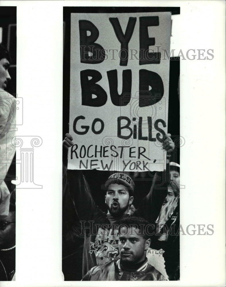 1990 Press Photo Abills fan with sign at the entrance to the Browns locker room - Historic Images