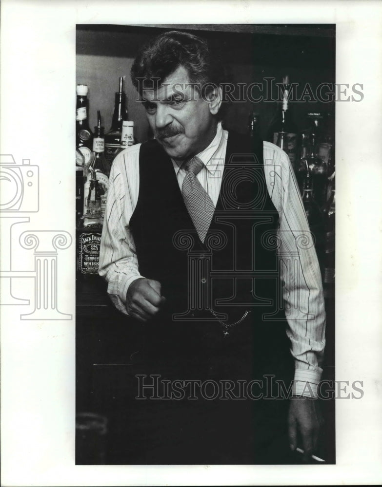 1989 Press Photo Jerimiah Mires, Bartender at Leather Bootle - cvb56581 - Historic Images