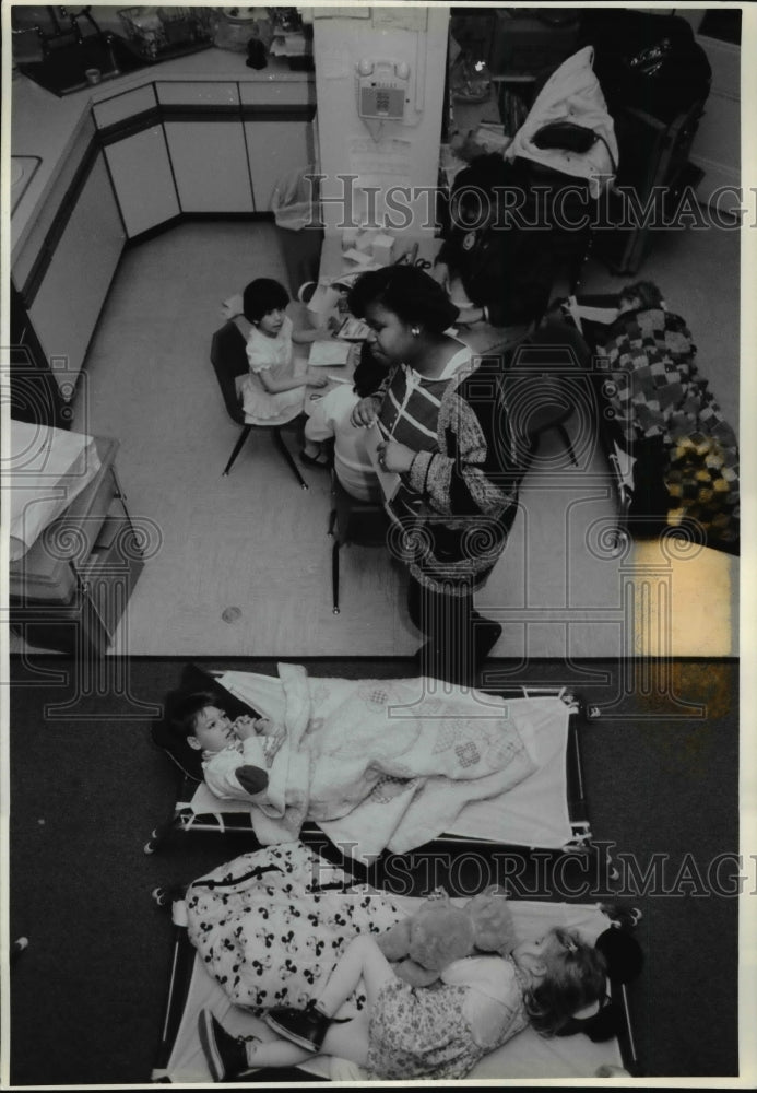 1989 Press Photo Day care workers supervise nap time at Gen. Serv. Admin. Bldg. - Historic Images