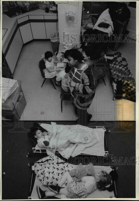 1989 Press Photo Day care workers supervise nap time at Gen. Serv. Admin. Bldg. - Historic Images
