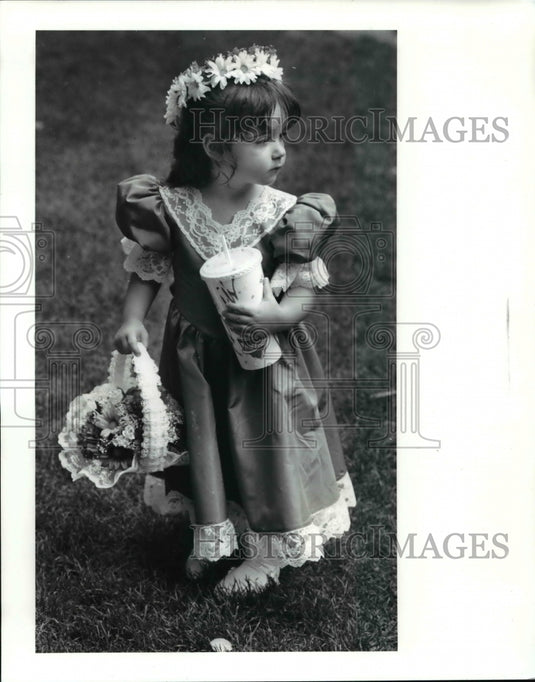 1991 Press Photo Amanda Gallager goes no where without the cool drink. - Historic Images