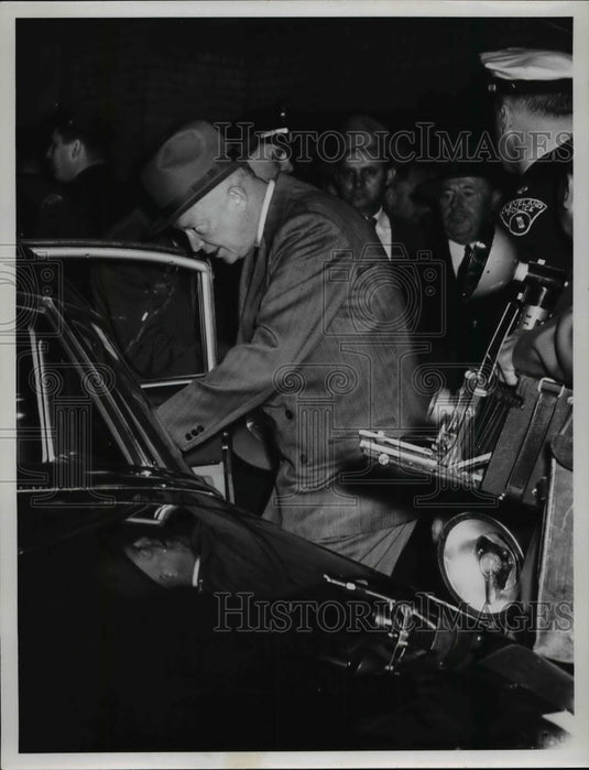 1952 Press Photo Dwight Eisenhower leaving terminal. - cvb56670 - Historic Images