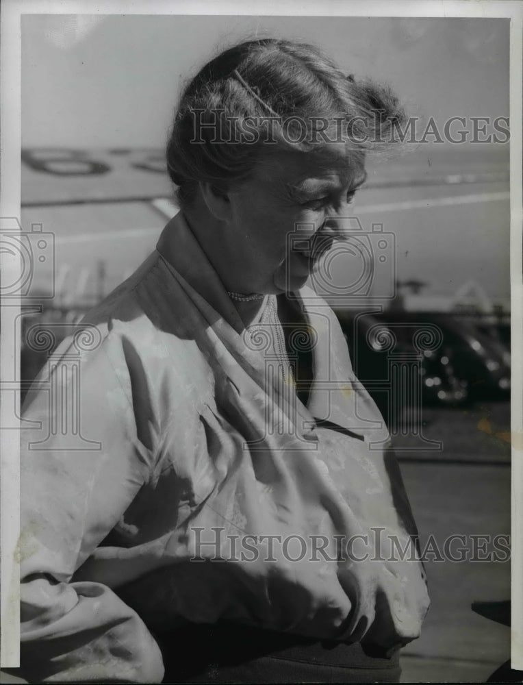 1942 Press Photo Mrs Franklin Roosevelt at the Cleveland airport - cvb56693 - Historic Images