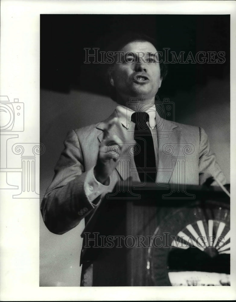 1988 Press Photo Thomas V Chema, Chairman releases the PUCO report on CEI. - Historic Images