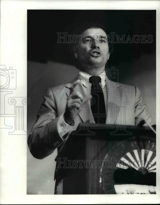 1988 Press Photo Thomas V Chema, Chairman releases the PUCO report on CEI. - Historic Images