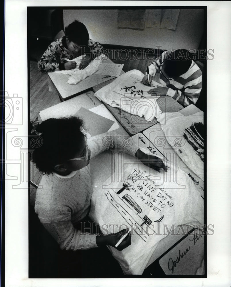 1989 Press Photo Mrs. Mahoney&#39;s 6th grade students work on their shirts - Historic Images