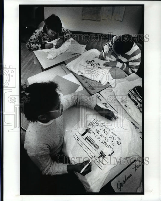 1989 Press Photo Mrs. Mahoney's 6th grade students work on their shirts - Historic Images