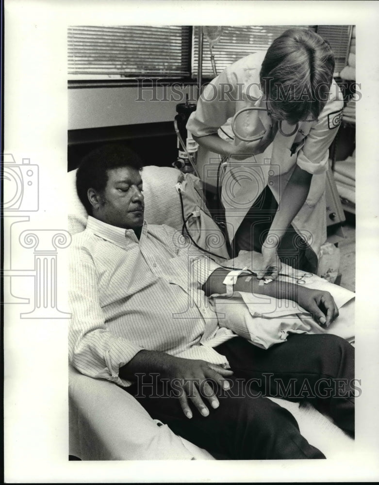 1981 Press Photo Dialysis tech Barbara Woods hooks up Clyde Griffin to machine - Historic Images