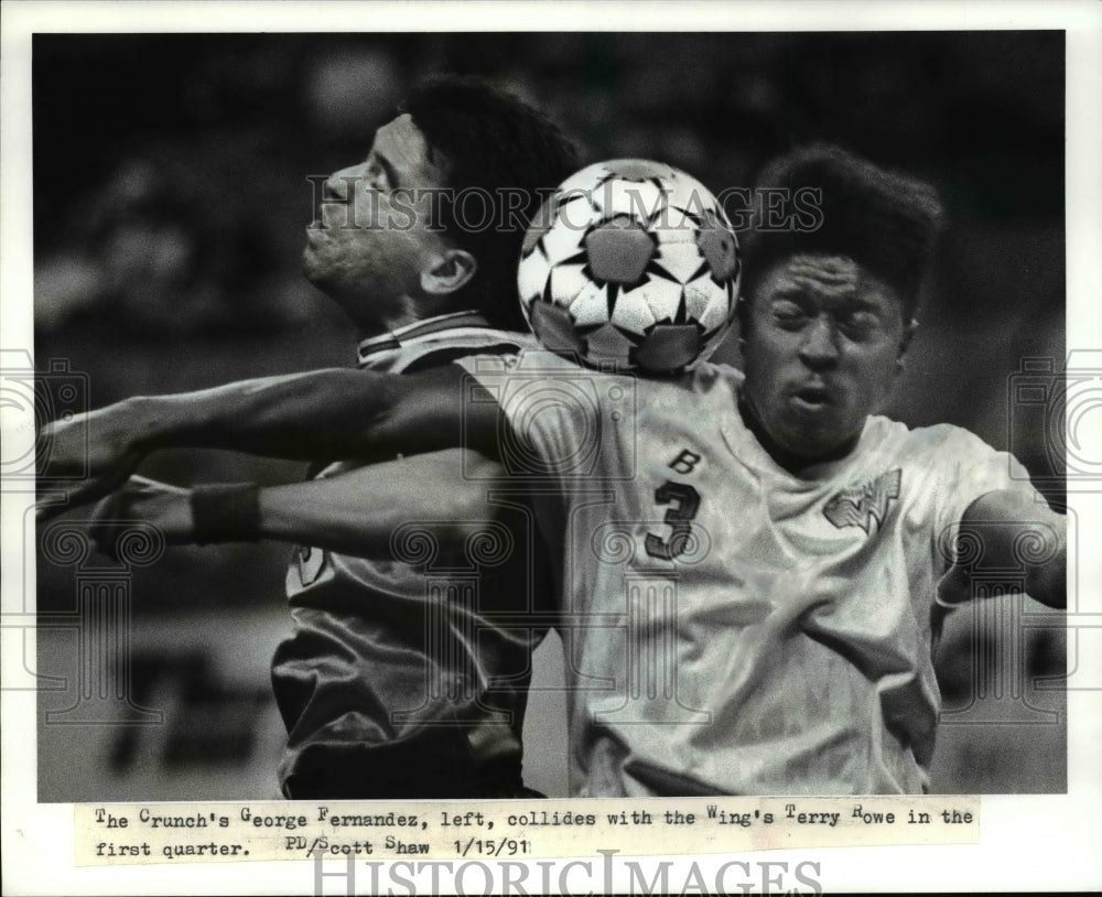 1991 Press Photo Crunch&#39;s George Fernandez collides with the Wing&#39;s Terry Rowe - Historic Images