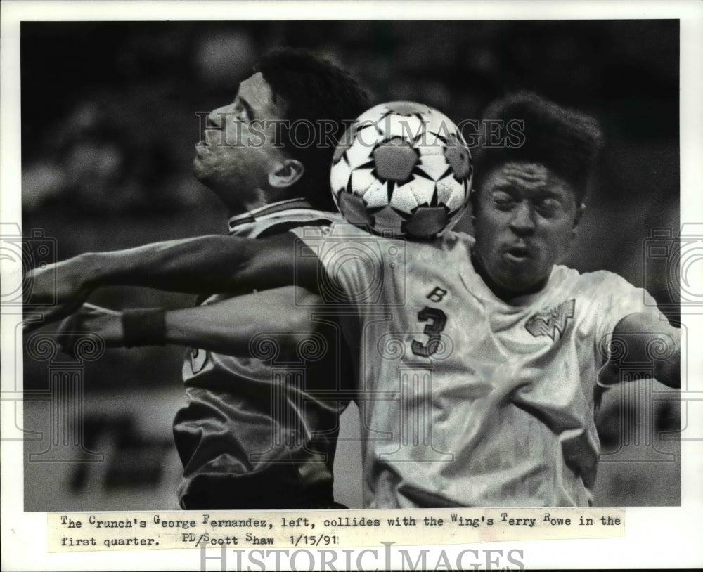 1991 Press Photo Crunch's George Fernandez collides with the Wing's Terry Rowe - Historic Images