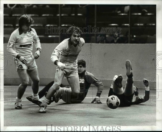 1982 Press Photo Trevor Franklin and Dave Grimaldi of Force Soccer team. - Historic Images