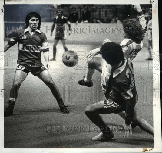 1982 Press Photo Louis Alberto and Simon Look with Force Soccer team in Denver. - Historic Images