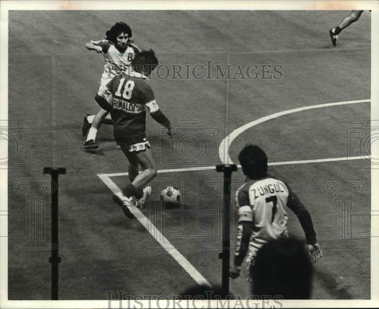 1982 Press Photo Soccer players with the New York Arrows - cvb56892 - Historic Images