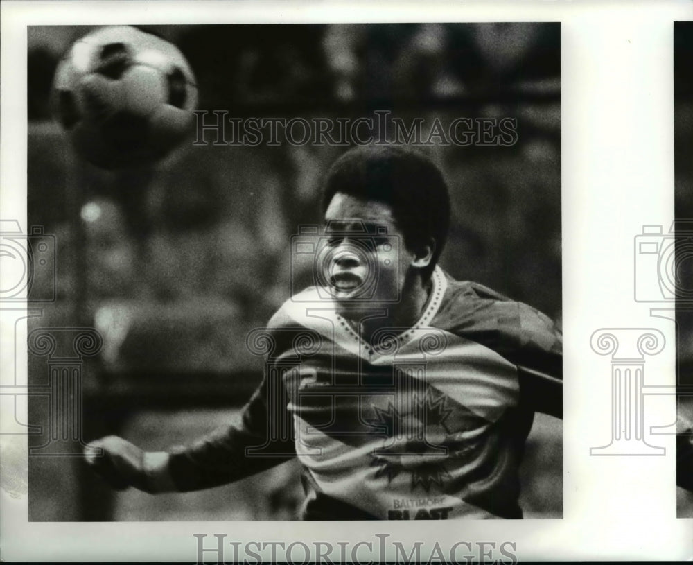 1988 Press Photo Mike Reynolds heads the ball against Cleveland soccer. - Historic Images
