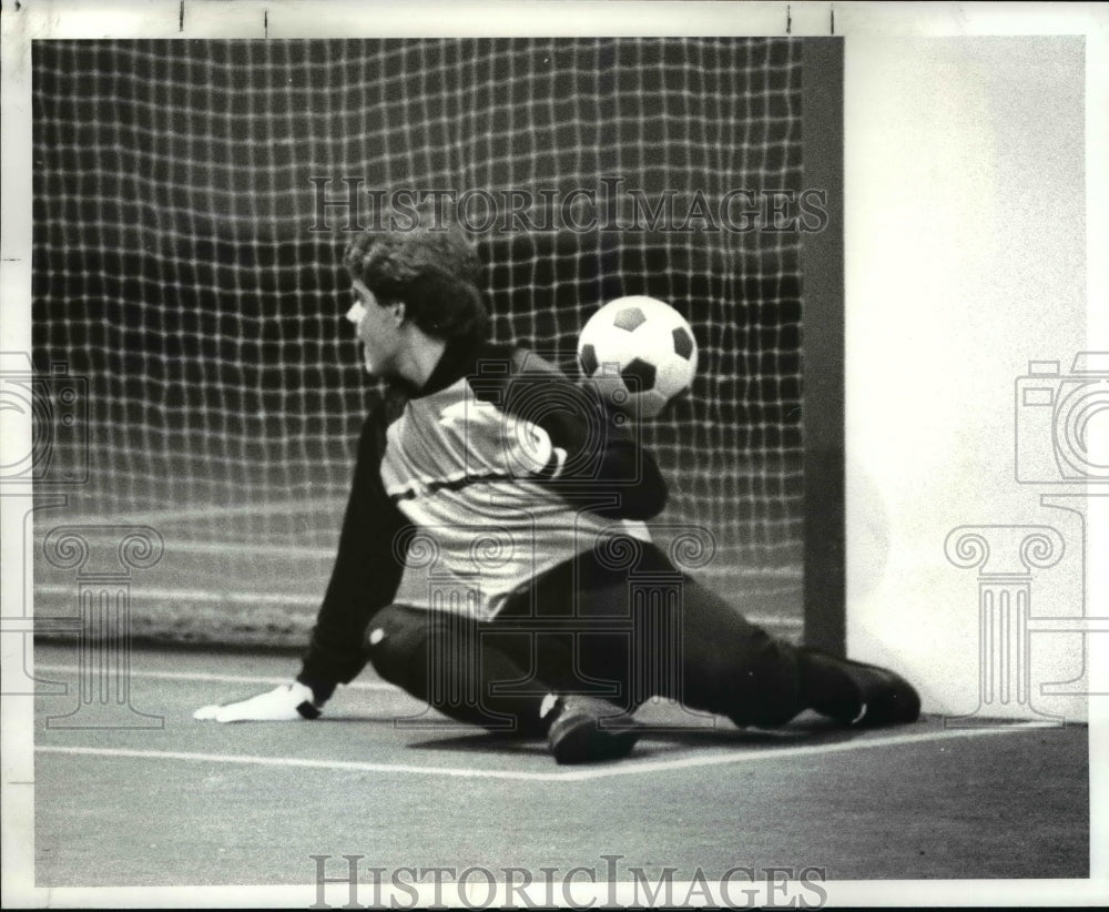 1986 Press Photo Goalie Don Hunt with North Royalton soccer team misses goal - Historic Images