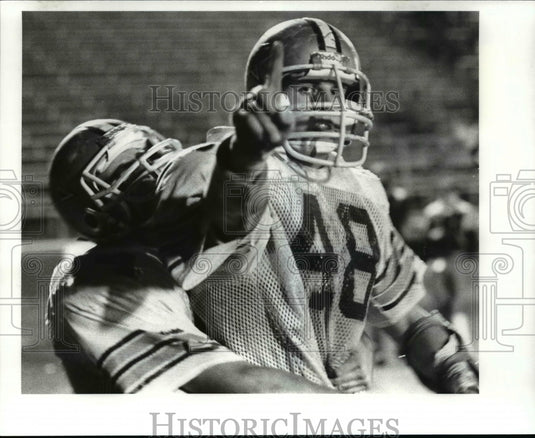1986 Press Photo Ken McClintoc hugs Andy Gurd after Gurd scored a TD in 2nd qtr. - Historic Images