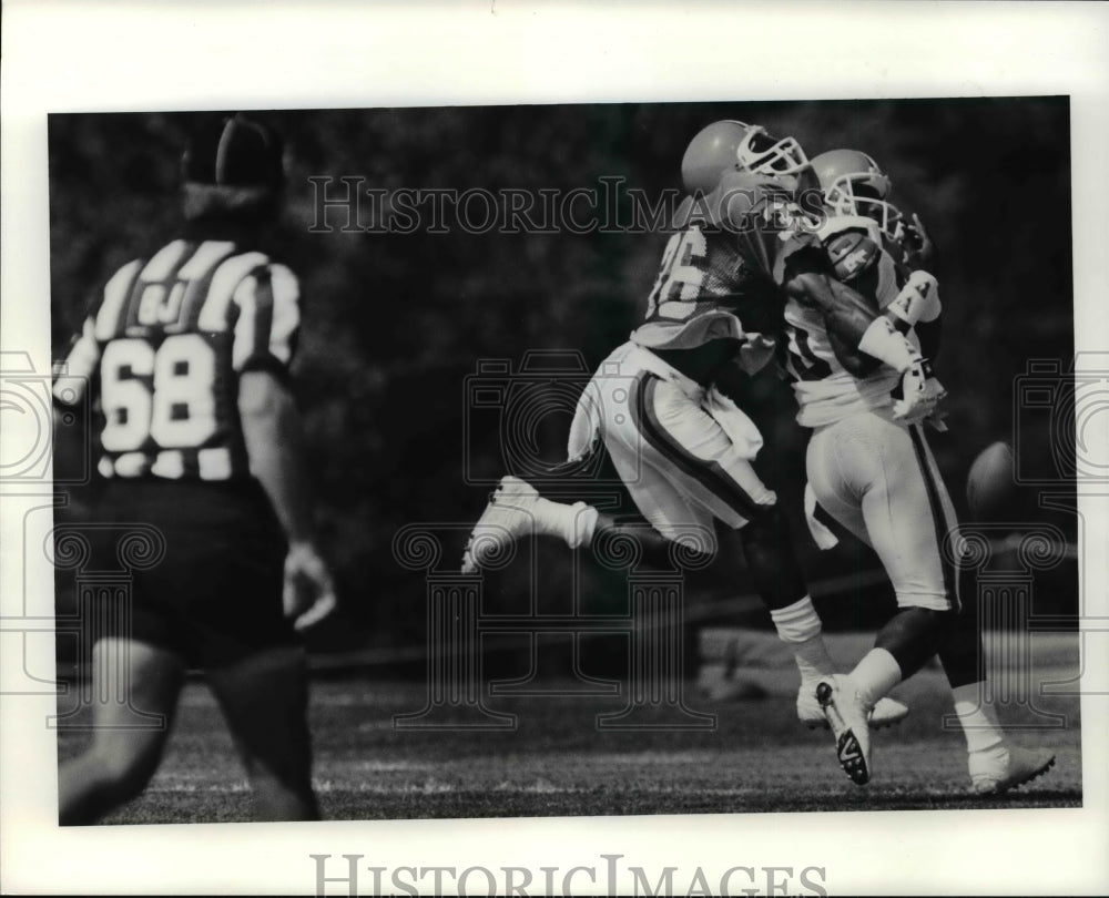 1990 Press Photo Browns Stephen Braggs vs Vernon-football action scene- Historic Images