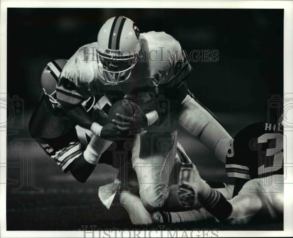 1991 Press Photo Buccaneers&#39; Lawrence Dewsey is pulled down by Robert Lyons - Historic Images