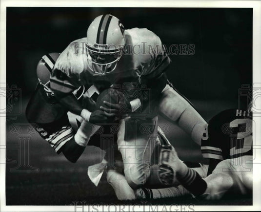 1991 Press Photo Buccaneers' Lawrence Dewsey is pulled down by Robert Lyons - Historic Images
