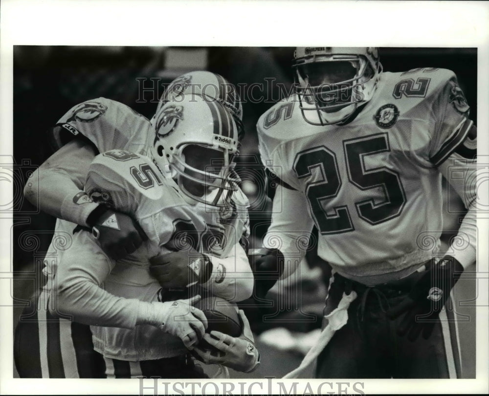 1990 Press Photo Dolphins Kerry Glenn, Louis Oliver-football player - cvb57017 - Historic Images