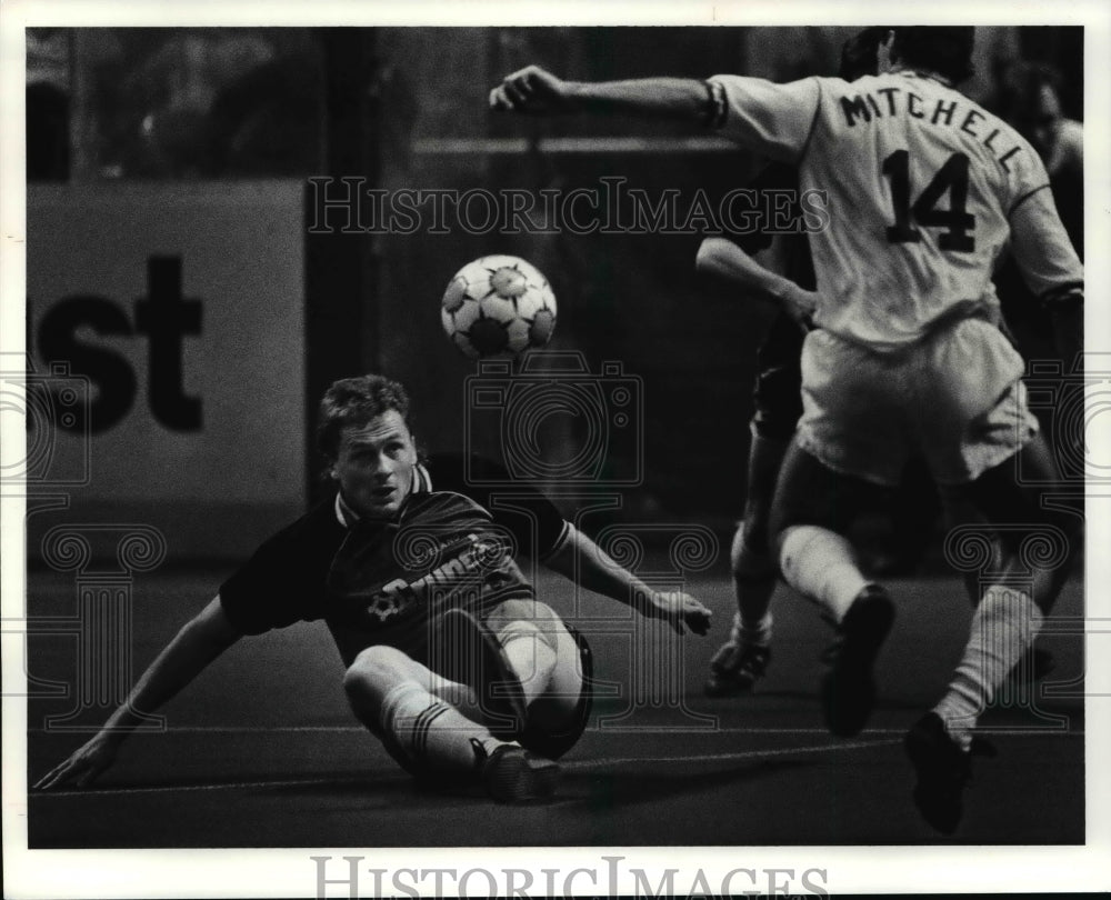 1990 Press Photo Bernie James blocks a shot on goal by Dale Mitchell - Historic Images