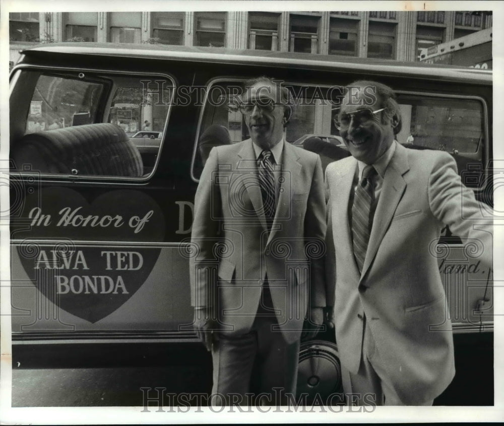 1981 Press Photo Ted Bonda and Harold Karklin in front of bus - cvb57083 - Historic Images