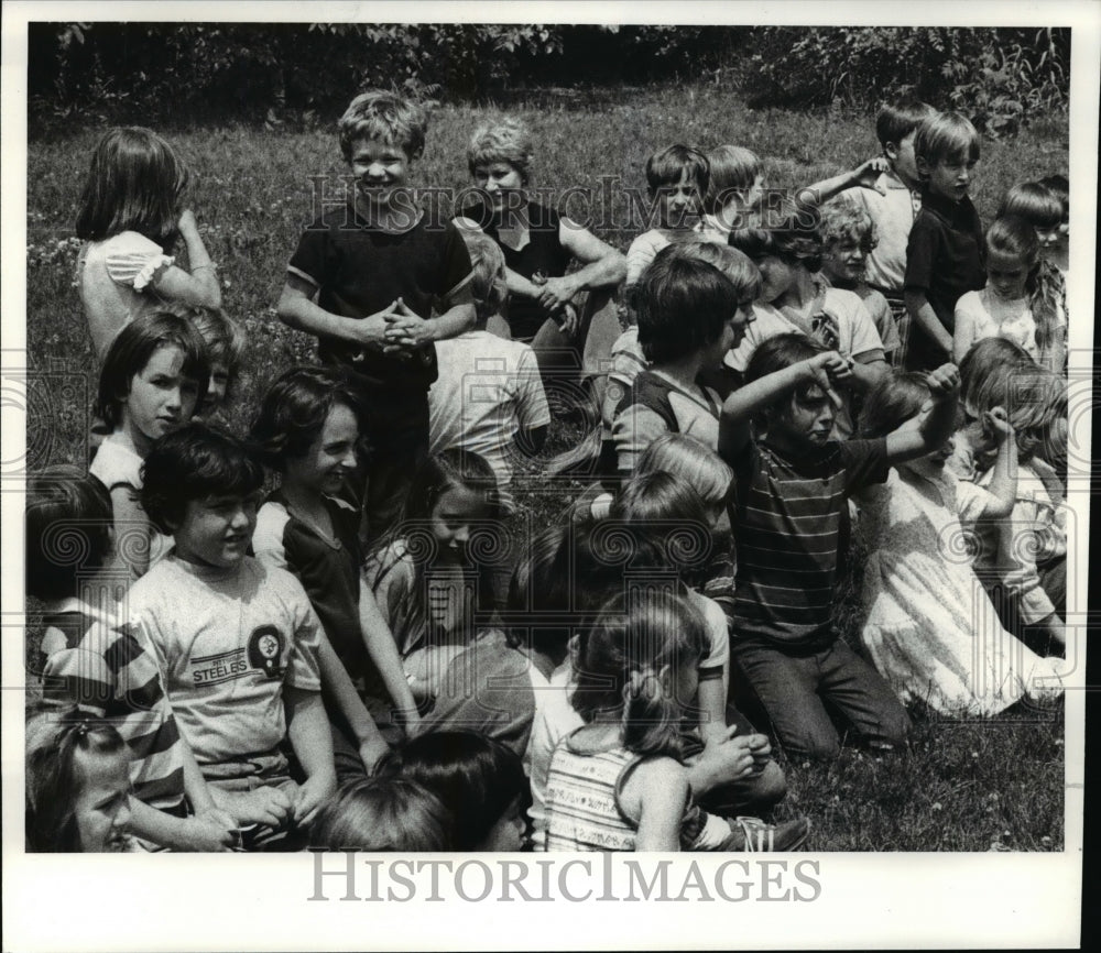 1980 Press Photo Kids admiring (yelling) Cobra Soccer Clinic on School Grounds - Historic Images