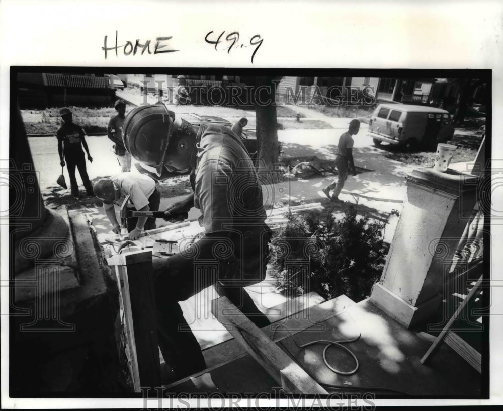 1989 Press Photo Calvin G. Seward of Great Lakes Technical Institute, puts rail - Historic Images