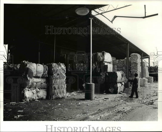 1990 Press Photo Packaging Corp. of America stock of baled paper for recycling - Historic Images