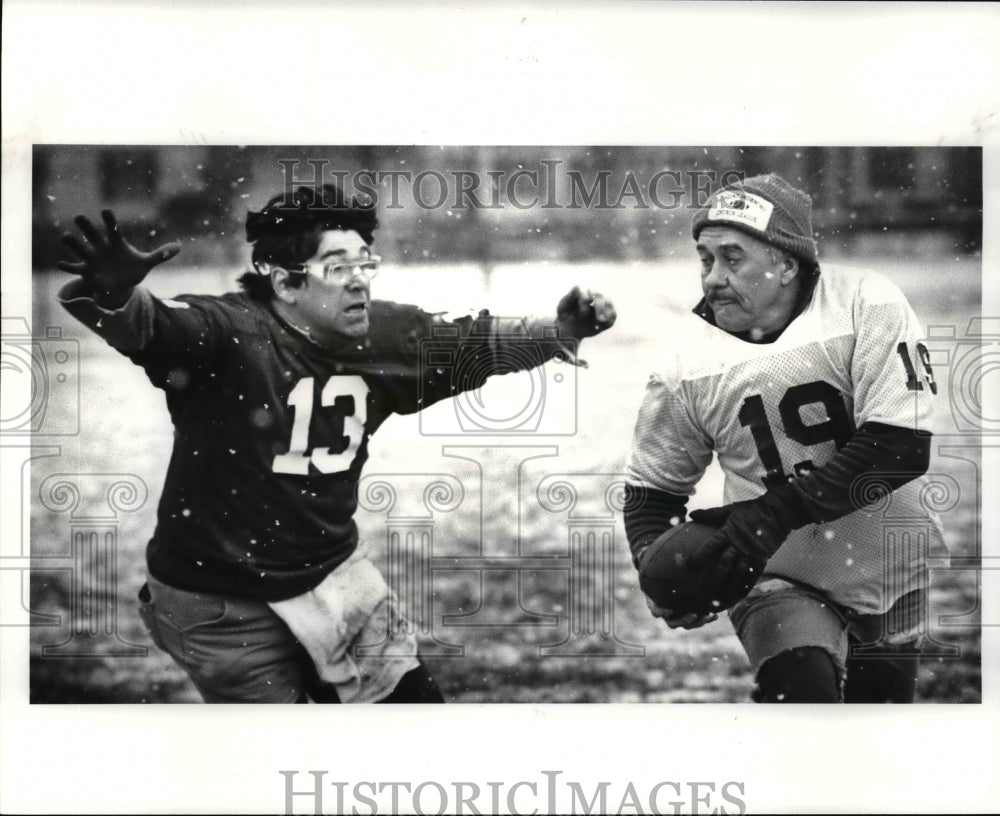 1986 Press Photo David Borgin and Frank Domanski play touch football. - Historic Images